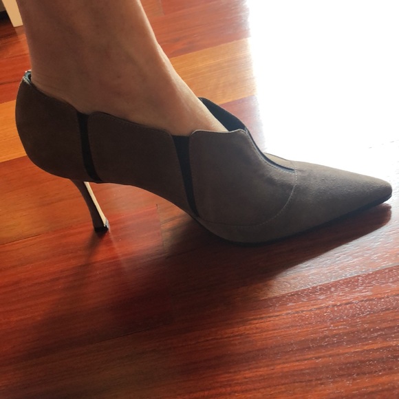 Like new Manolo Blahnik suede booties - Picture 9 of 9